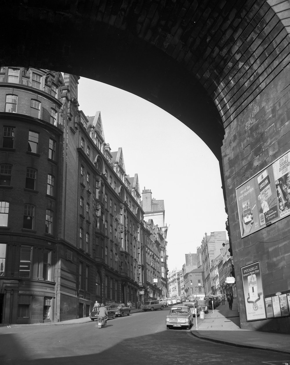 Patrząc na Dean Street z The Side, Newcastle upon Tyne, Wielka Brytania, listopad 1963 (zdjęcie czarno-białe) autorstwa Unbekannt