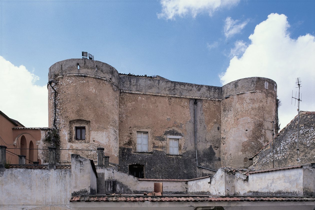 Niski kąt widzenia zamku, San Nicandro Garganico, Park Narodowy Gargano, Puglia, Włochy autorstwa Benjamin Baud