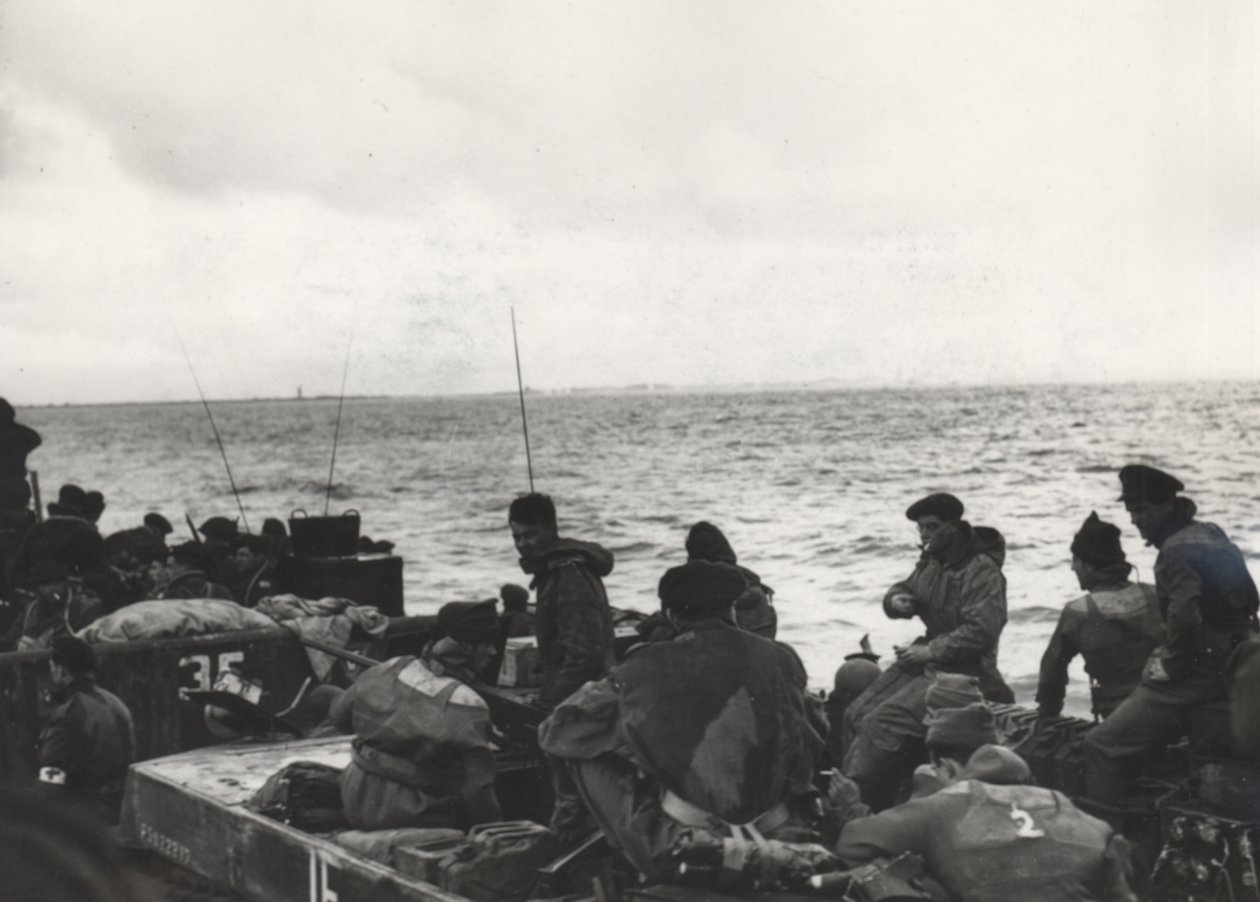 Marines z 41 (RM) Commando na pokładzie LCT (Landing Craft Tank) 532, zbliżając się do Westkapelle podczas lądowania w Walcheren, Holandia autorstwa Unbekannt