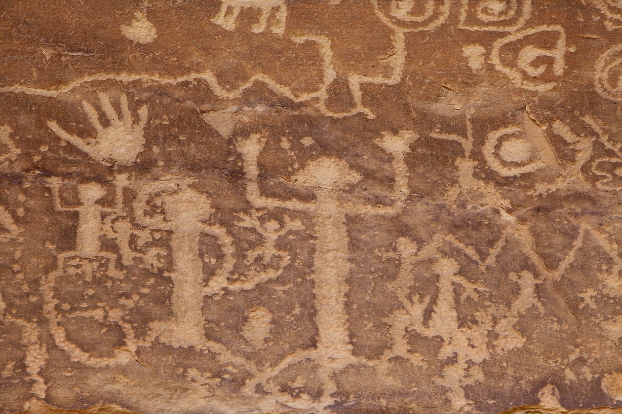 Mesa Verde, amerykańskie petroglify Anasazi lub lud przodków Pueblo autorstwa William M. Timlin