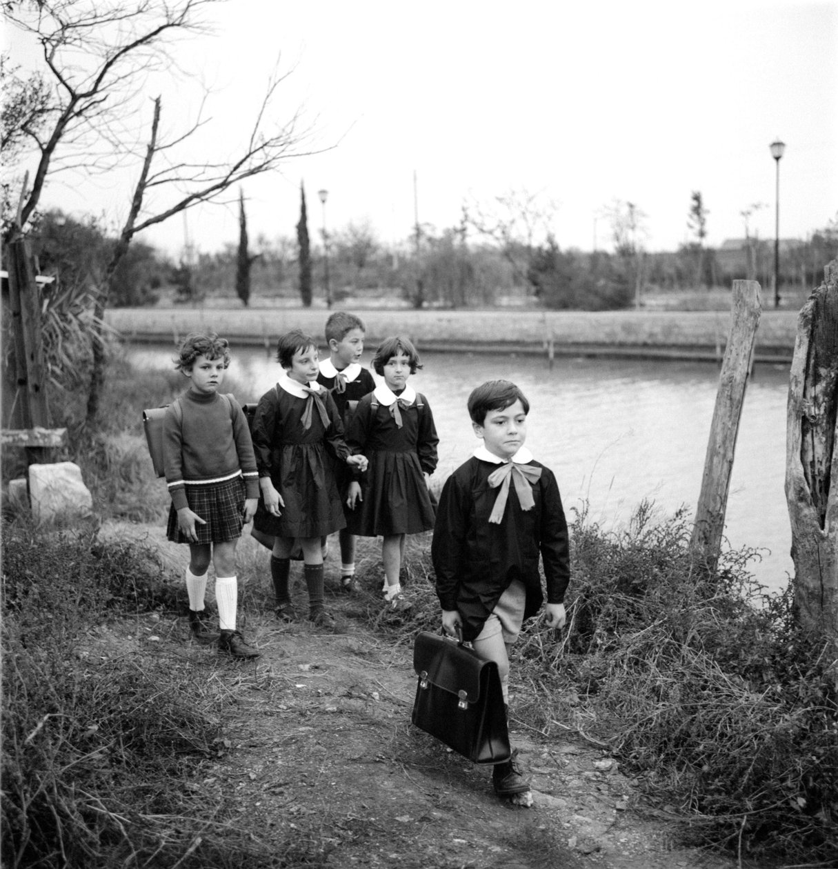 Szkoła mieszana w Wenecji, uczniowie noszą bluzki. Wyjście z zajęć (szkoła busissonniere). 1950 autorstwa Unbekannt