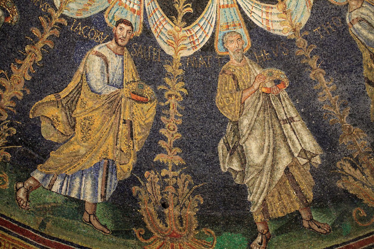 Mozaika sufitu Baptysterium Neona. Szczegół procesji dwunastu apostołów przechodzącej wokół centralnej mozaiki w dwóch kierunkach, kończącej się spotkaniem św. Piotra ze św. Pawłem. V wiek, Rawenna, Włochy. Zarejestrowany jako UNESCO World Heri autorstwa Unbekannt