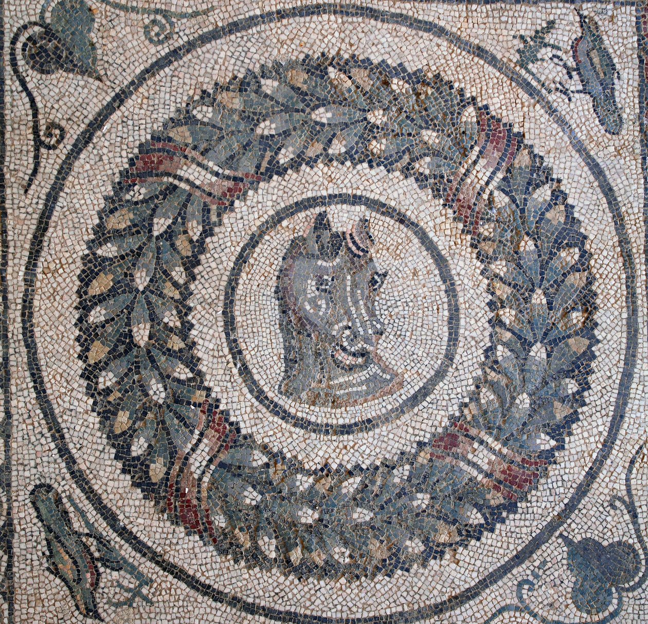Mozaika perystylu. Szczegół przedstawiający głowę konia. III - IV wiek. Rzymska willa Casale, Sycylia. UNESCO. autorstwa William M. Timlin
