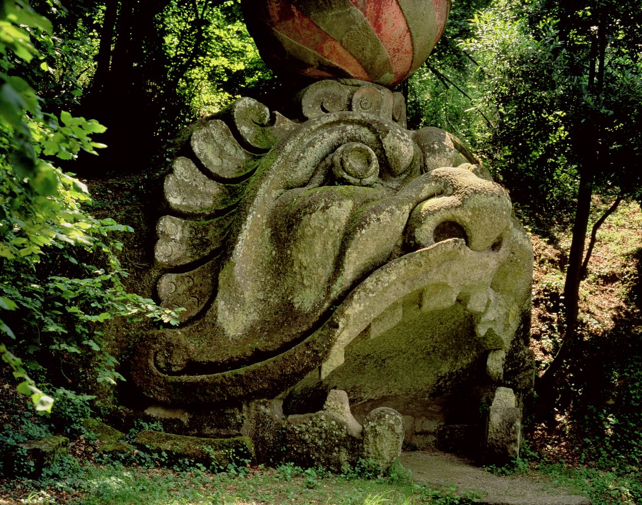 Usta fantastycznej jaskini w kształcie głowy potwora, od ogrodów Parco dei Mostri (Park potworów) założonych w latach 1550-63 przez księcia Orsini, po projekty Giacomo Barozzi da Vignola (kamień) (zdjęcie) autorstwa Unbekannt