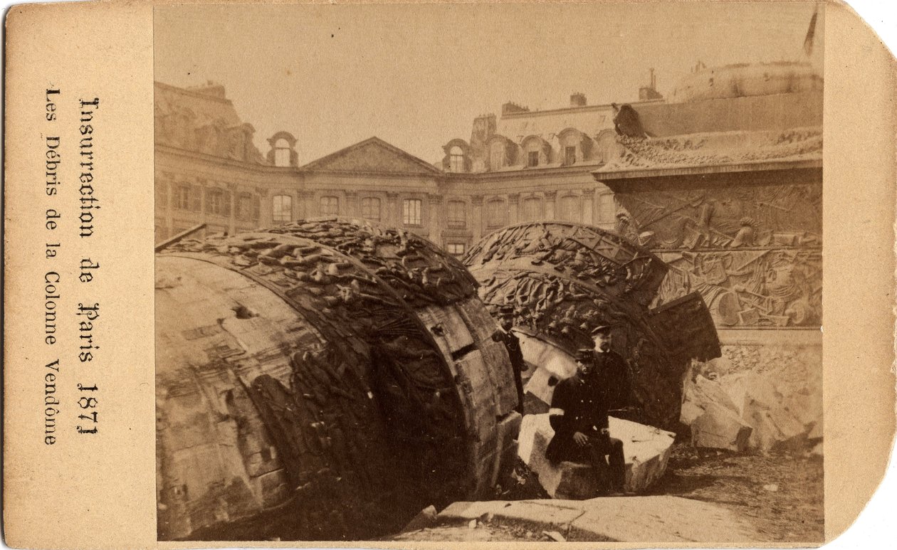Gmina Paryż (1871): dwie komunardy stojące przy gruzach powalonej kolumny Placu Vendome w Paryżu. Fotografia anonimowa. Ciemny. 10,5x6,4 cm autorstwa Unbekannt