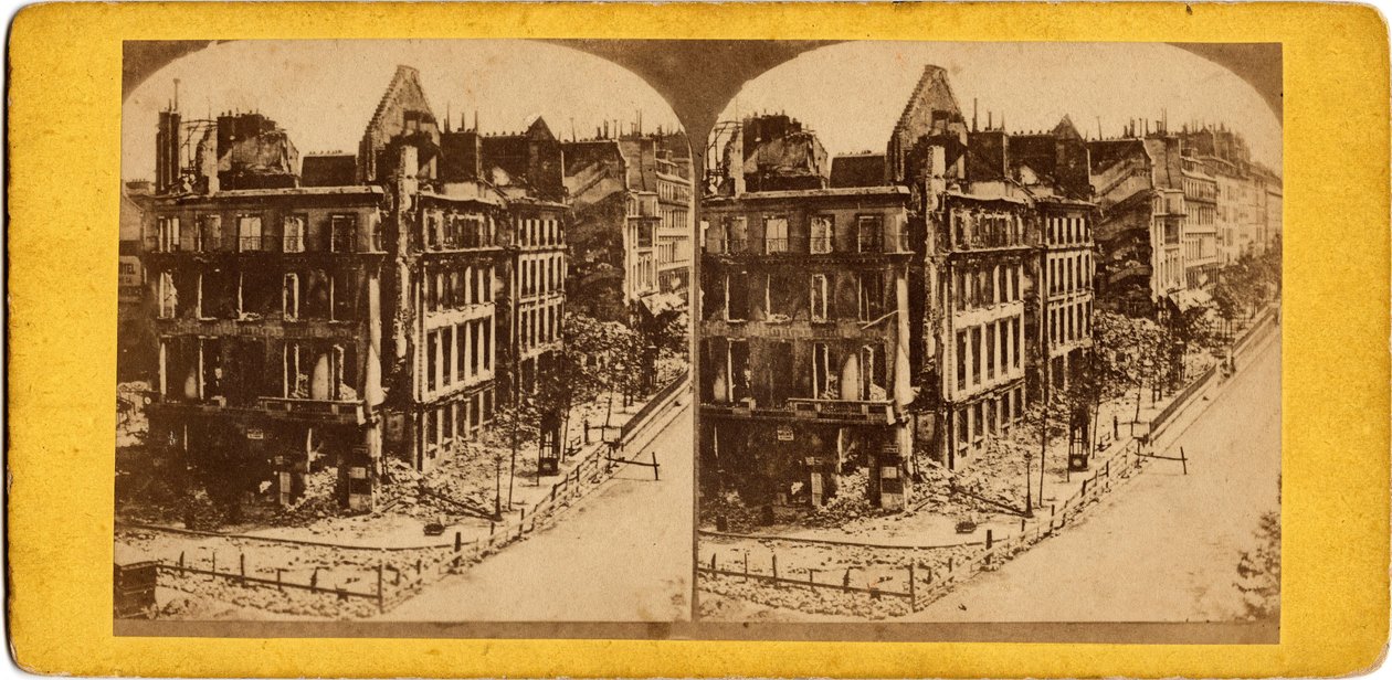 Gmina Paryż (1871): widok na Paryż w ruinach. Fotografia anonimowa. Druk na kartonie. Ciemny. 17,5x6,9 cm autorstwa Unbekannt