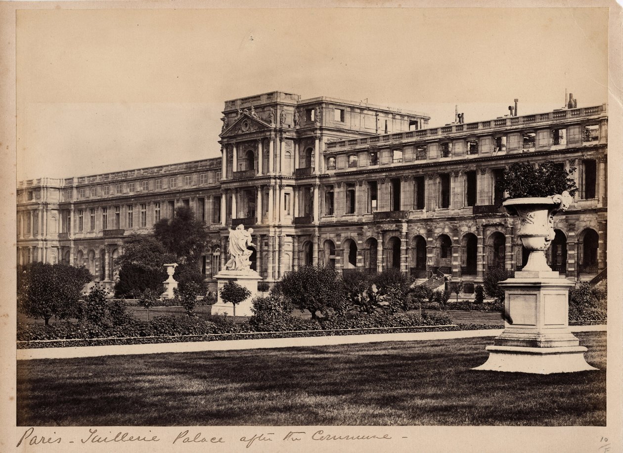 Gmina Paryż (1871): widok na Palais des Tuileries w Paryżu około maja 1871. Zdjęcia anonimowe. Druk na kartonie, wym. 29x20 cm autorstwa Unbekannt