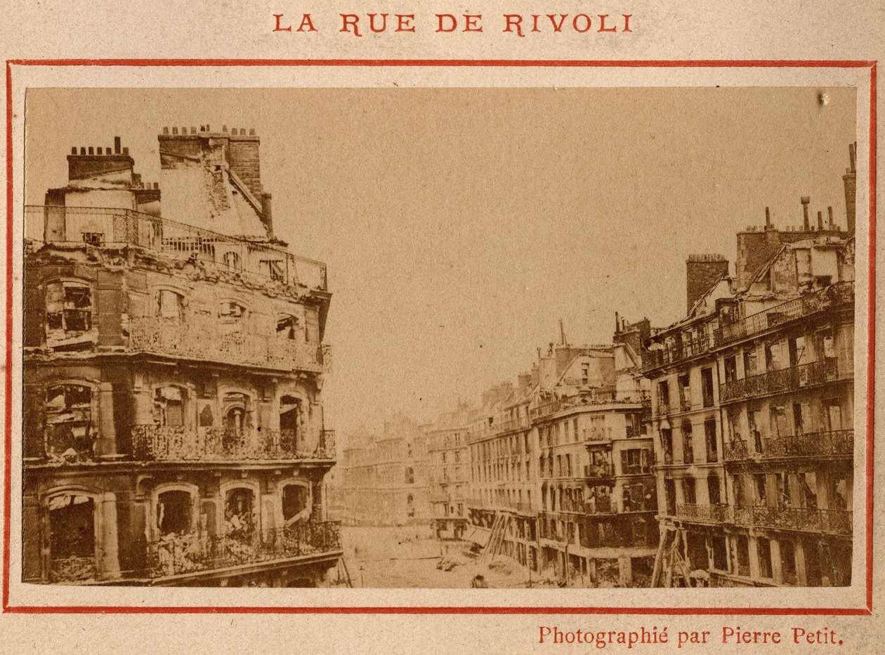 Gmina Paryż (1871): widok budynków pożarowych na Rue de Rivoli w Paryżu w maju 1871. Zdjęcie Pierre