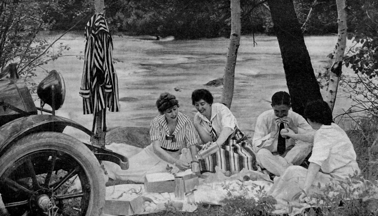 Ameryka północna. Impreza piknikowa atakuje kosz z lunchem podczas wycieczki samochodowej w góry Ozark. 1920 autorstwa Unbekannt