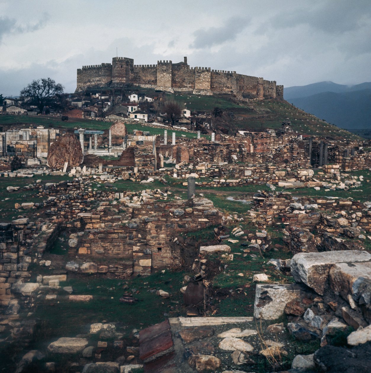 Osmański zamek Ayasuluk, Selcuk, prowincja Izmir, Turcja autorstwa Benjamin Baud