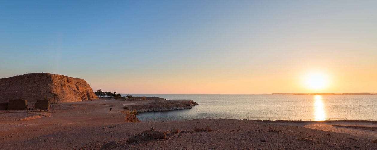 Panoramiczny widok na małą świątynię Nefertari, Abu Simbel, Egipt autorstwa Unbekannter Künstler