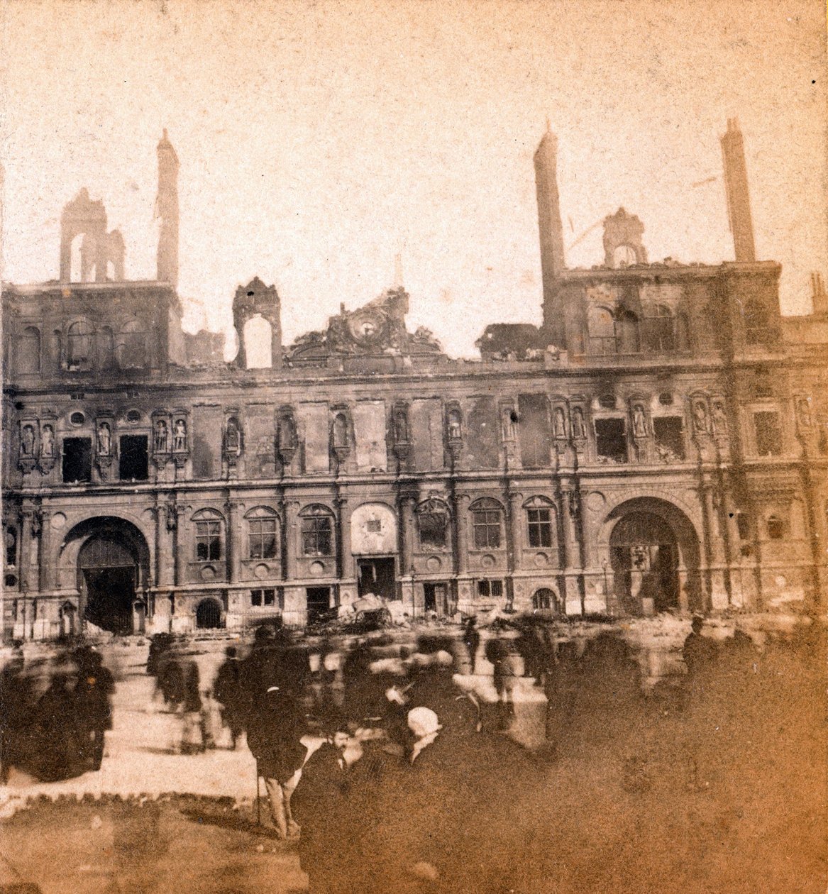 Komuna Paryska (1871): widok na Hotel de Ville po pożarze w maju 1871. Anonimowa fotografia. Druk na kartonie Wym. 8,5x8 cm autorstwa Unbekannt
