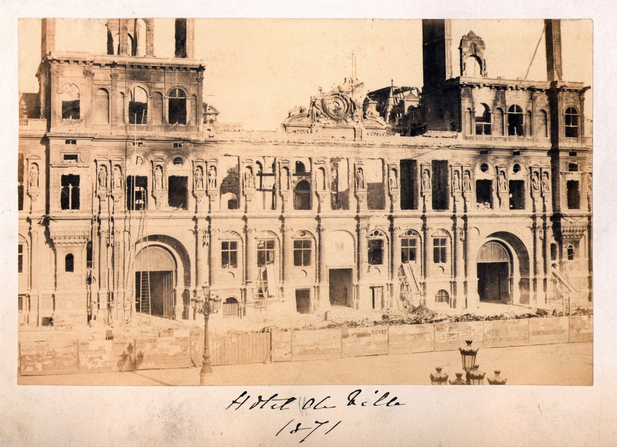Komuna Paryska (1871): widok na Hotel de Ville po pożarze w maju 1871. Anonimowa fotografia. Druk na kartonie Wym. 15x10 cm autorstwa Unbekannt