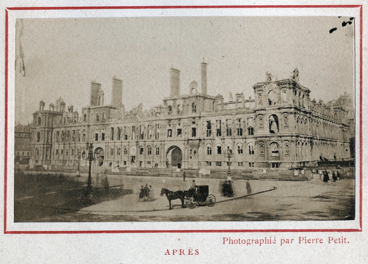 Komuna Paryska (1871): widok na Hotel de Ville w Paryżu po jego pożarze w maju 1871. Zdjęcie Pierre