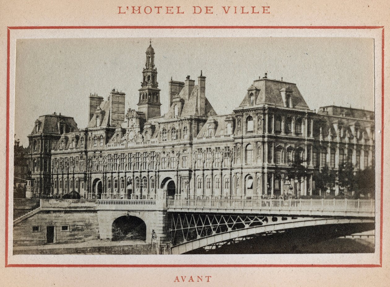Komuna Paryska (1871): widok na Hotel de Ville w Paryżu przed pożarem w maju 1871. Zdjęcie Pierre
