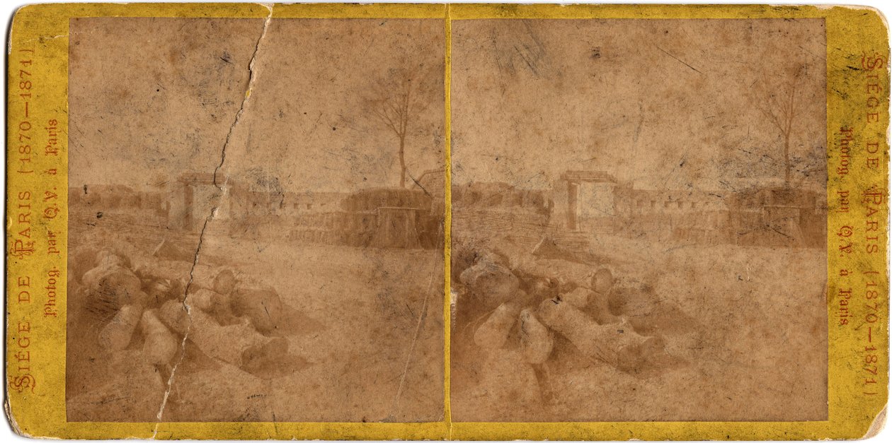 Oblężenie Paryża (1871): widok miasta podczas oblężenia miasta przez Prusaków między 20.09.1870 a 28.01.1871. Zdjęcie Q.V. Druk na kartonie Wym. 17x6,9 cm autorstwa Unbekannt