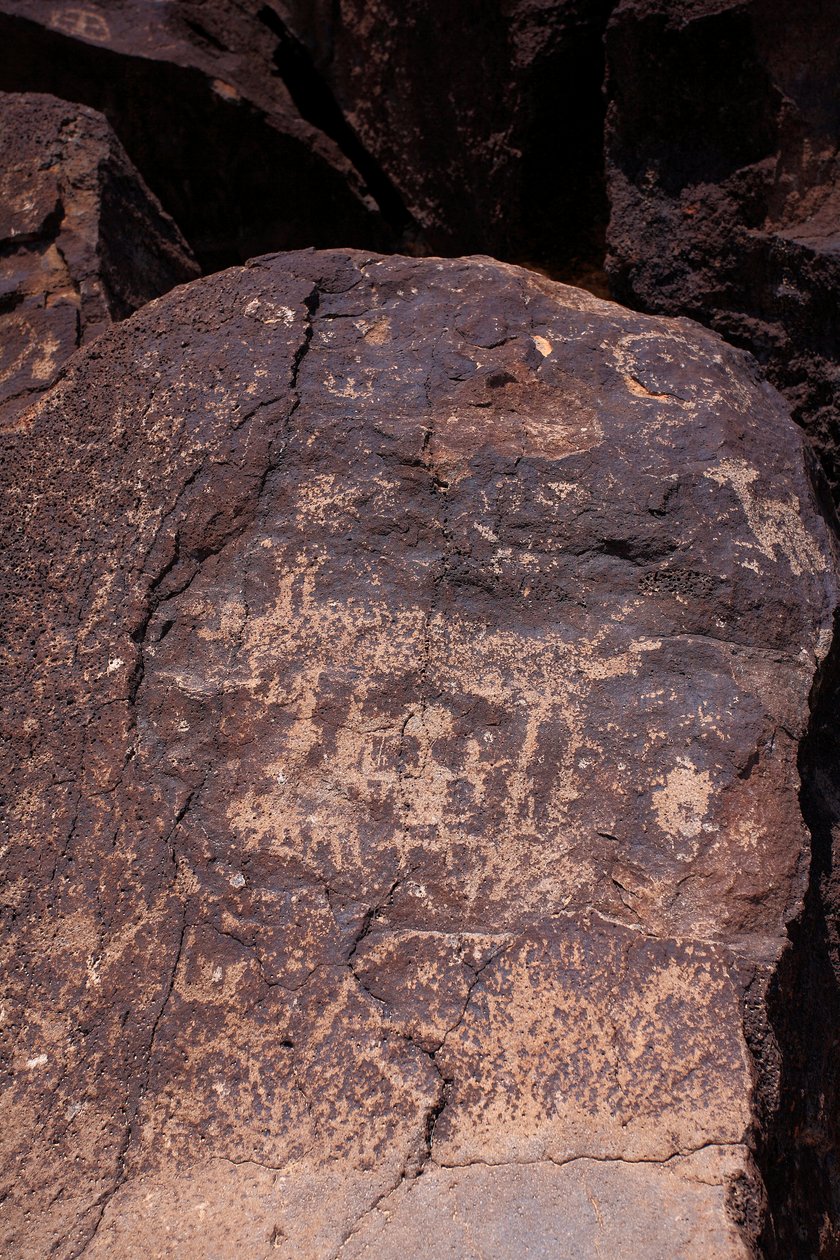 Petroglify przedstawiające zwierzęta i postacie - Petroglyph National Monument - Albuquerque, Nowy Meksyk, USA (USA) autorstwa William M. Timlin