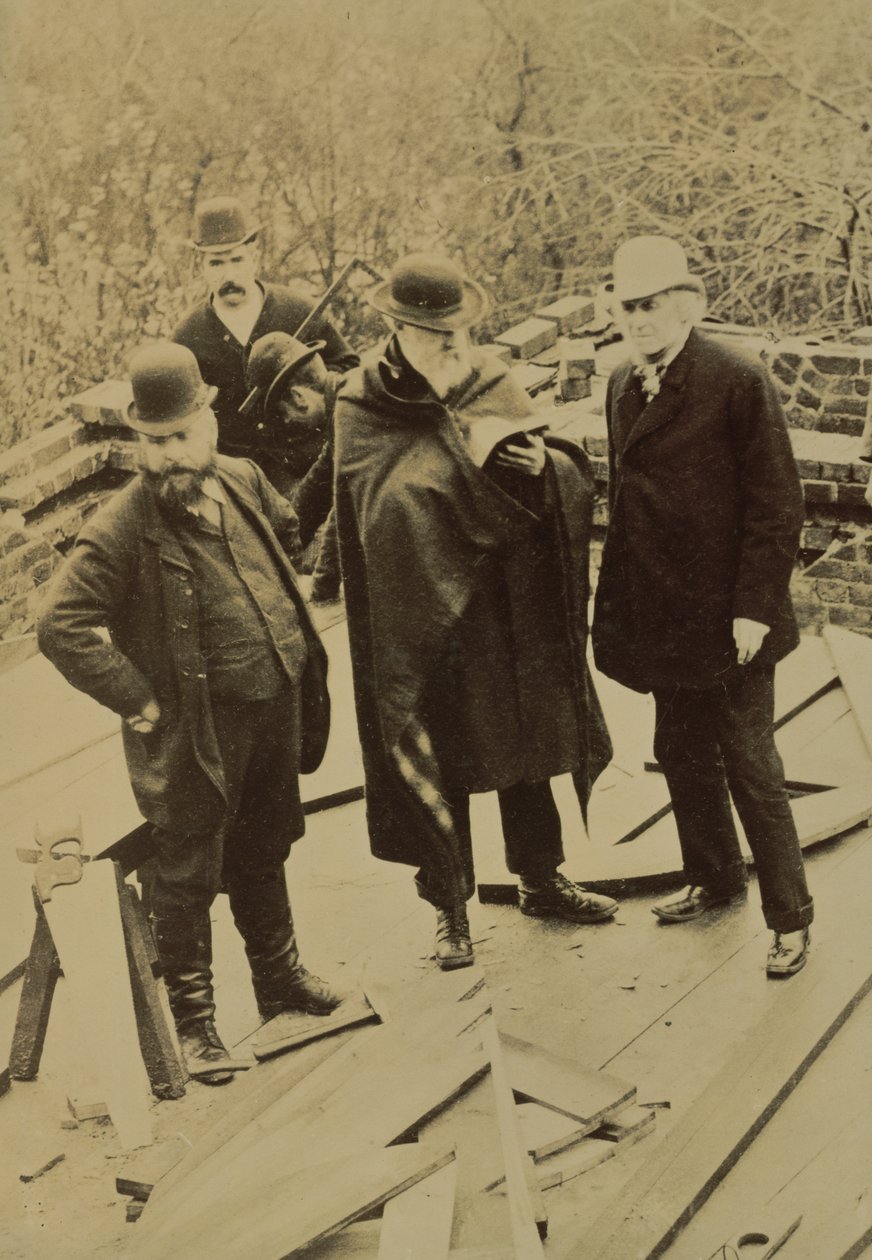 Philip Webb (1831-1915) podczas budowy Czerwonego Domu dla Williama Morrisa (zdjęcie czarno-białe) autorstwa Unbekannt