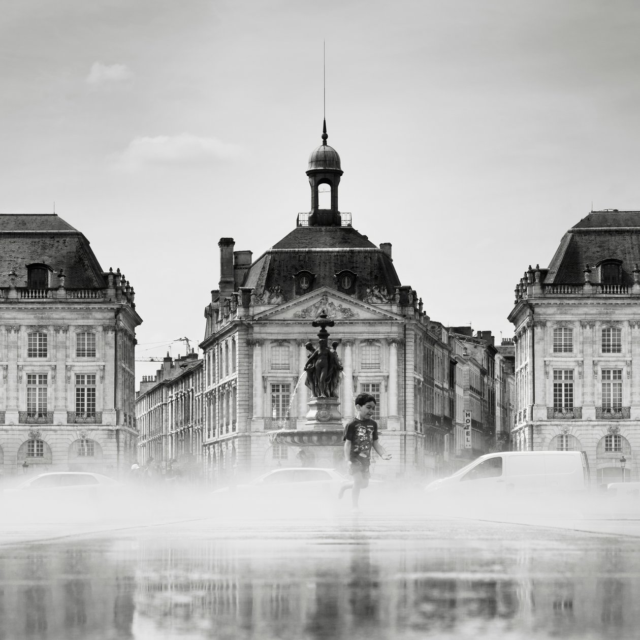 Place de la Bourse, Francja, 2012 (zdjęcie czarno-białe) autorstwa Leopold Blonder