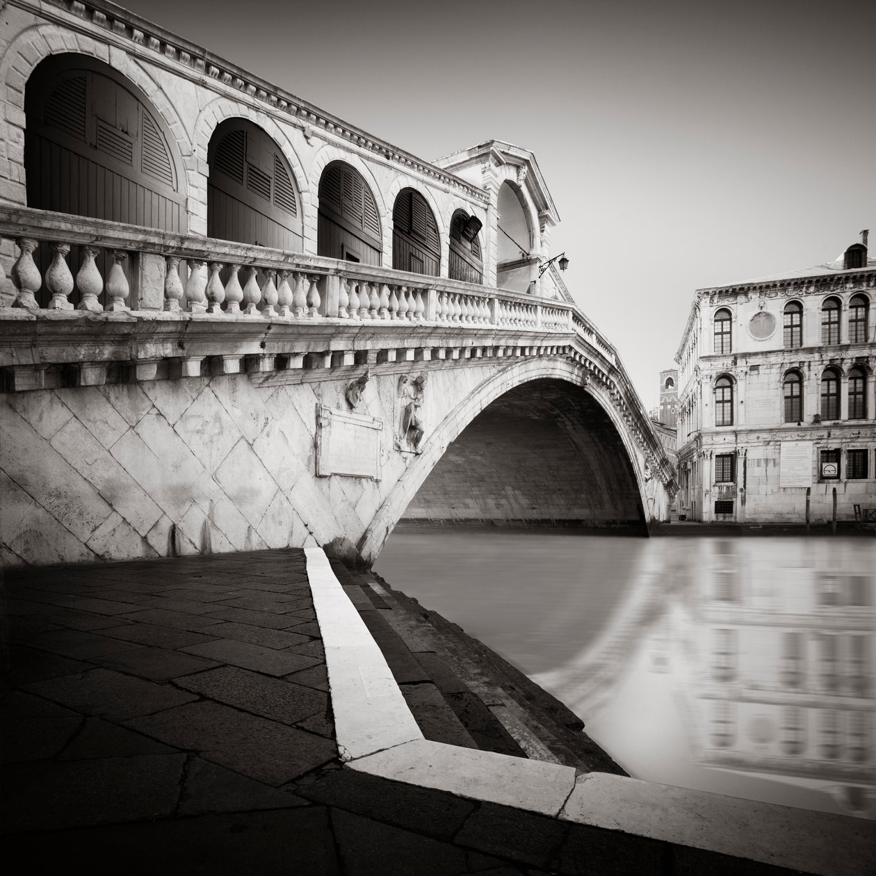 Most Rialto - Studium 3 Wenecja, Włochy, 2013 (zdjęcie b / w) autorstwa Leopold Blonder