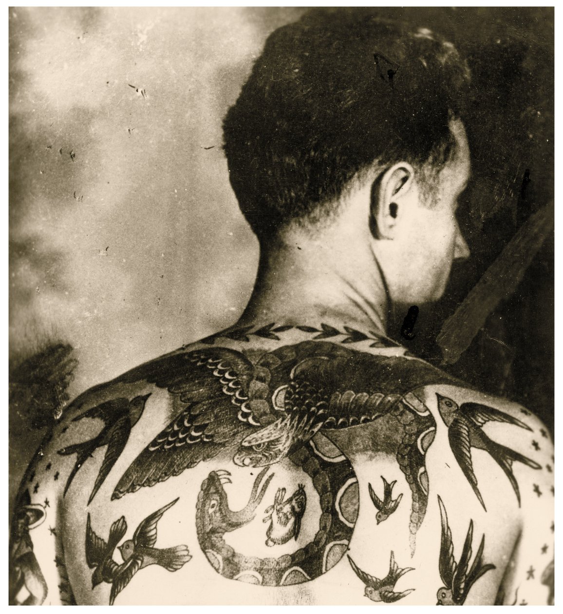 Portret Toma Stephena, wytatuowany przez Berta Grimma, ok. 1942 r. (zdjęcie) autorstwa Unbekannter Künstler