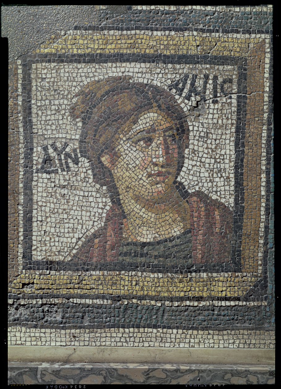Portret kobiety, fragment mozaiki chodnika przedstawiający pory roku i sceny polowań, z willi Konstantyna w Daphne, Roman, ok. 325-330 ne (mozaika z marmuru, wapienia i szkła) autorstwa Unbekannt