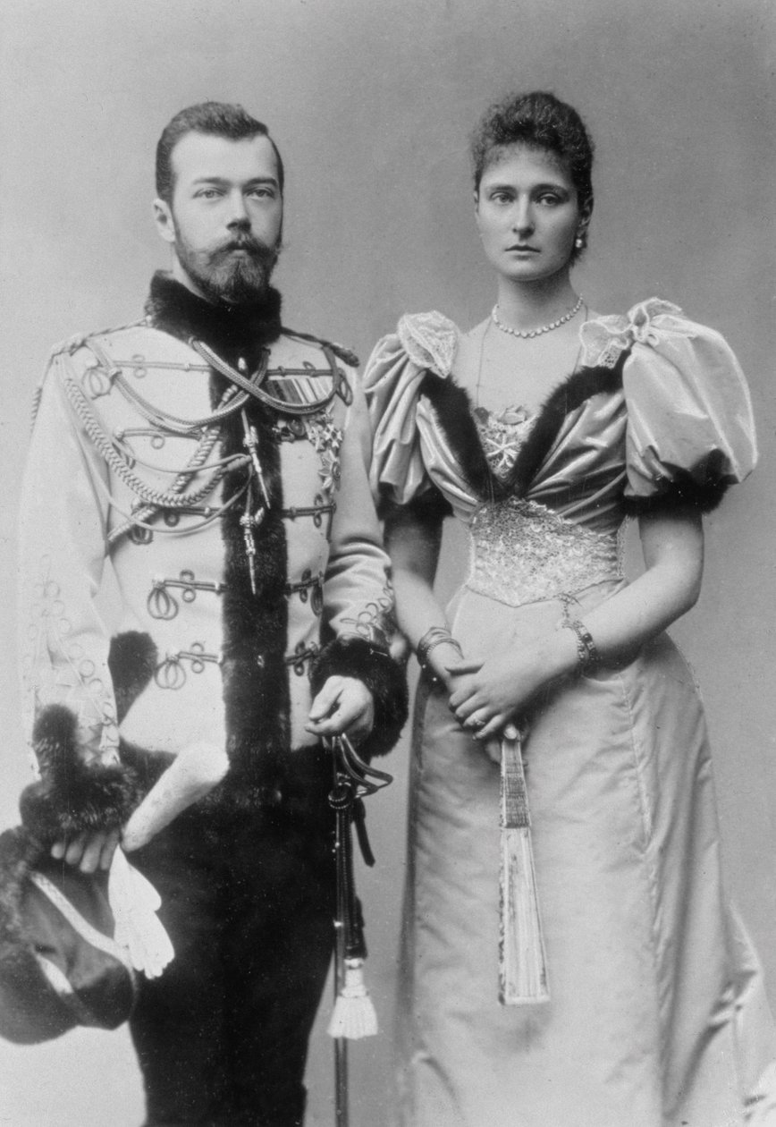 Zdjęcie portretowe cara Mikołaja II (1868-1918) i księżnej Alix z Hesji (1872-1918) c.1894 (zdjęcie czarno-białe) autorstwa Unbekannt