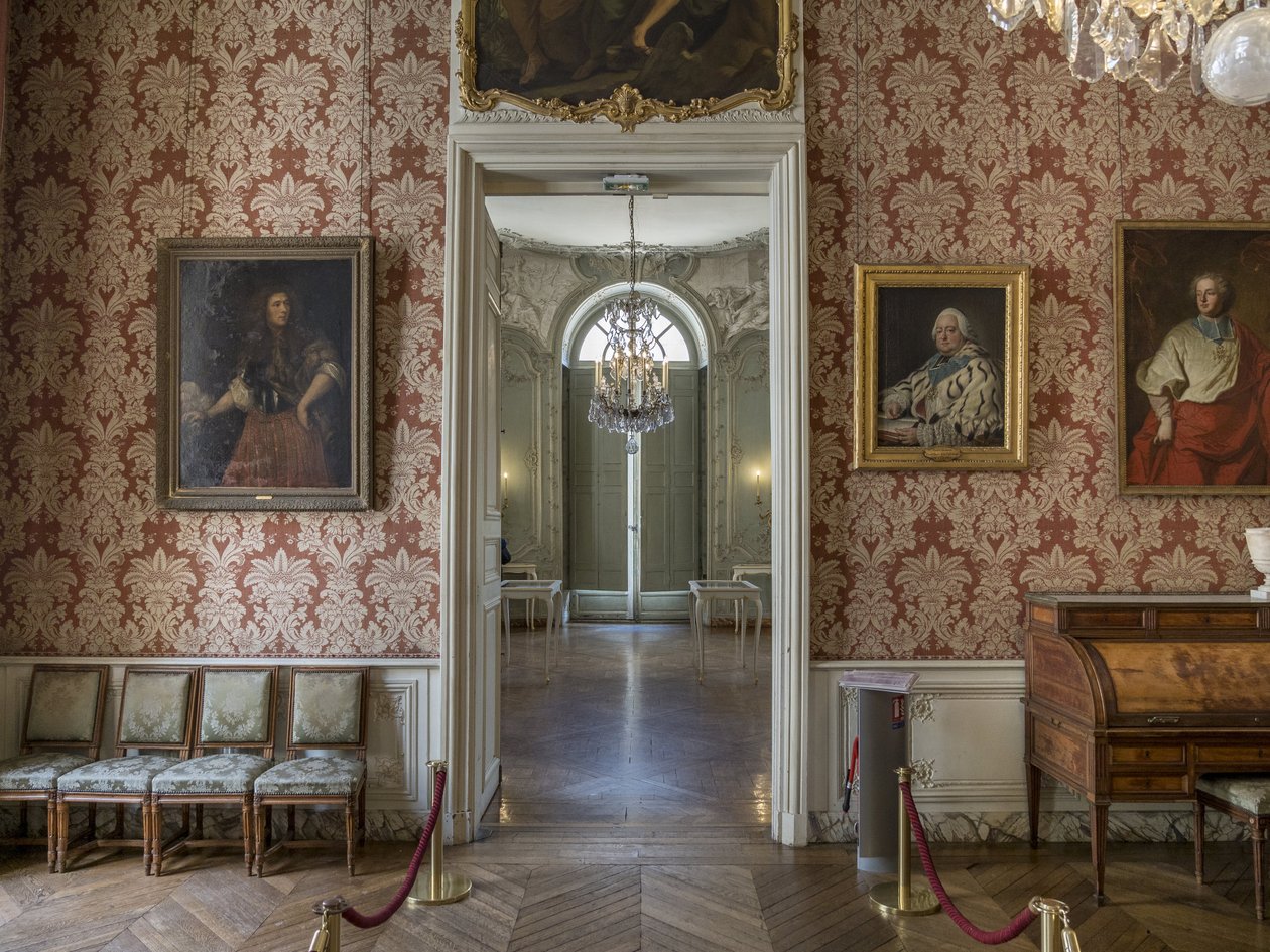 Portrety mężczyzn, w tym Armanda Gastona de Rohana (1674-1749), w stroju kardynała, obraz Hyacinthe Rigaud (1659-1743). Wielki gabinet księcia architekta Germaina Boffranda (1667-1754). Hotel de Soubise, Paryż autorstwa Unbekannt