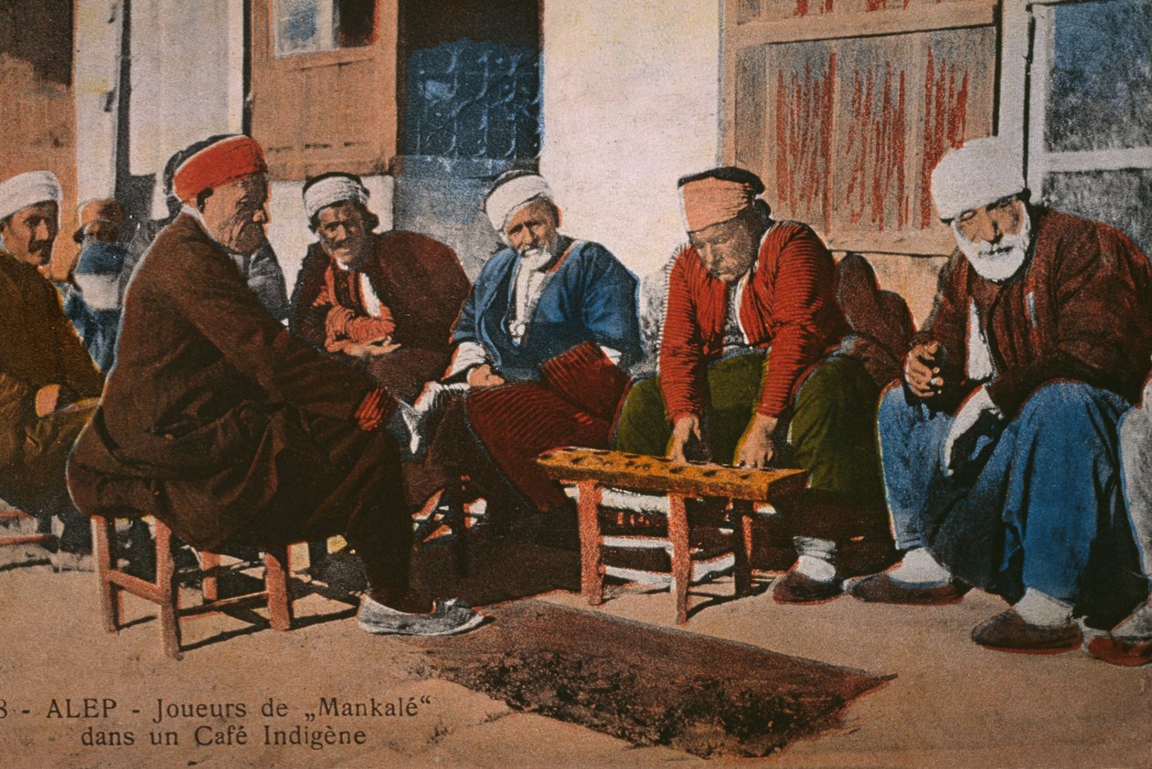 Pocztówka przedstawiająca graczy mancala w kawiarni w Aleppo, Syria, ok. 1920 (kolorowy fotolit) autorstwa Unbekannt