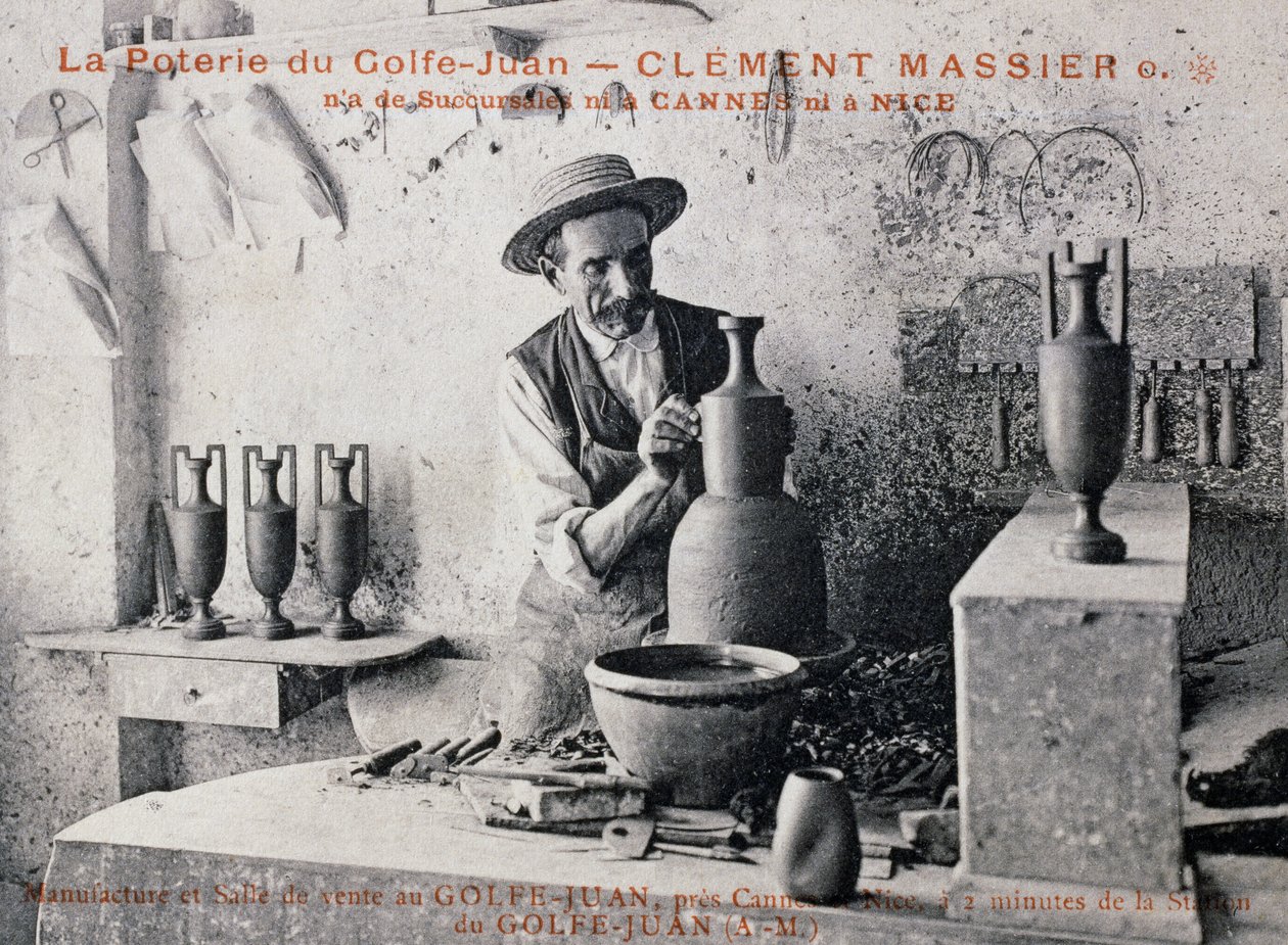 Pocztówka z Clementem Massierem (1844-1917), mistrzem garncarskim z Poterie de Golf-Juan przy pracy w swojej pracowni, Francja, XX w. autorstwa William M. Timlin