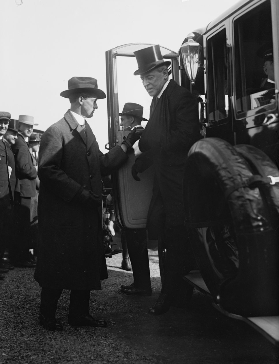Prezydent Woodrow Wilson wysiadający z samochodu. Waszyngton, DC, około 1918 roku. Zdjęcie autorstwa (zdjęcie b/w) autorstwa Benjamin Baud