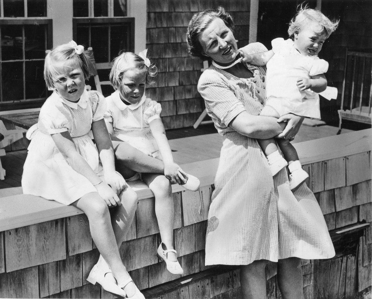Księżniczka Juliana z Holandii (po prawej) i jej trzy blond córki, 6-letnia Beatrix, 4-letnia Irene i 18-miesięczna Margriet Francesca, spędzają wakacje na Cape Cod, mając nadzieję, że zbliżający się upadek niemieckiej machiny wojennej pozwoli im wrócić do autorstwa Benjamin Baud