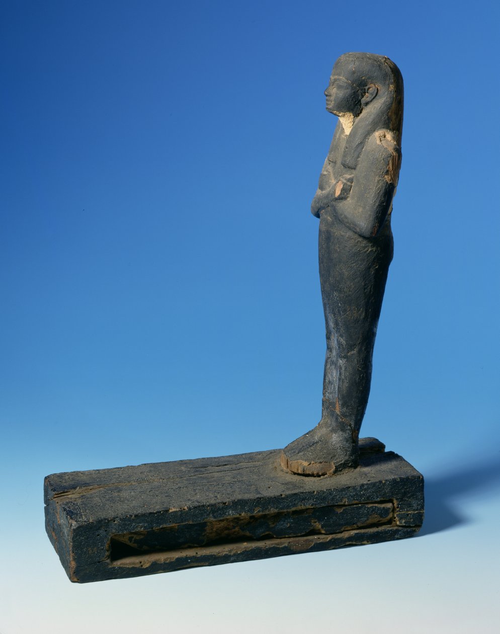 Figura Ptah-Sokar-Ozyrysa z trójstronną peruką i skrzyżowanymi ramionami na prostokątnym cokole z przegródką zawierającą fragment papirusu (patrz 83304), Egipt, 21-22 dynastia, ok. 900 pne (drewno) (szczegóły patrz 83306) autorstwa Unbekannt