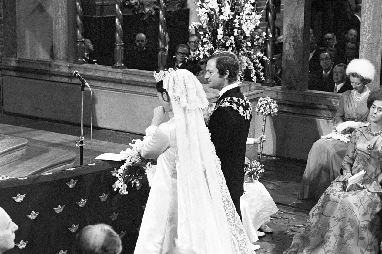 Królowa Sylwia i król Karol XVI Gustaw podczas ceremonii zaślubin w Storkyrkan w Sztokholmie autorstwa Unbekannter Künstler
