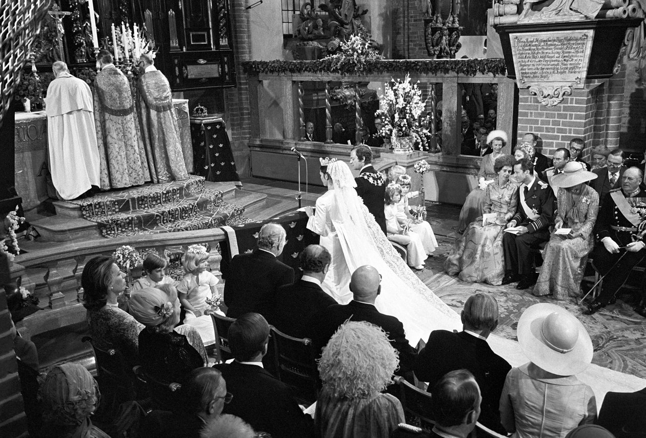 Królowa Sylwia i król Karol XVI Gustaw podczas ceremonii zaślubin w Storkyrkan w Sztokholmie autorstwa Unbekannter Künstler