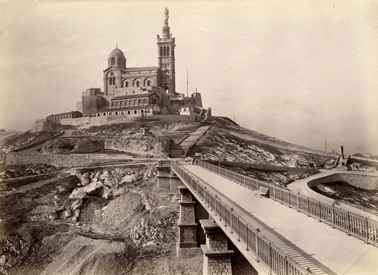 Architektura sakralna: widok zewnętrzny bazyliki Notre Dame de la Garde (Notre-Dame-de-la-Garde), zwanej także „Dobrą Matką” (1853-1864), zbudowanej według planów architekta Henry