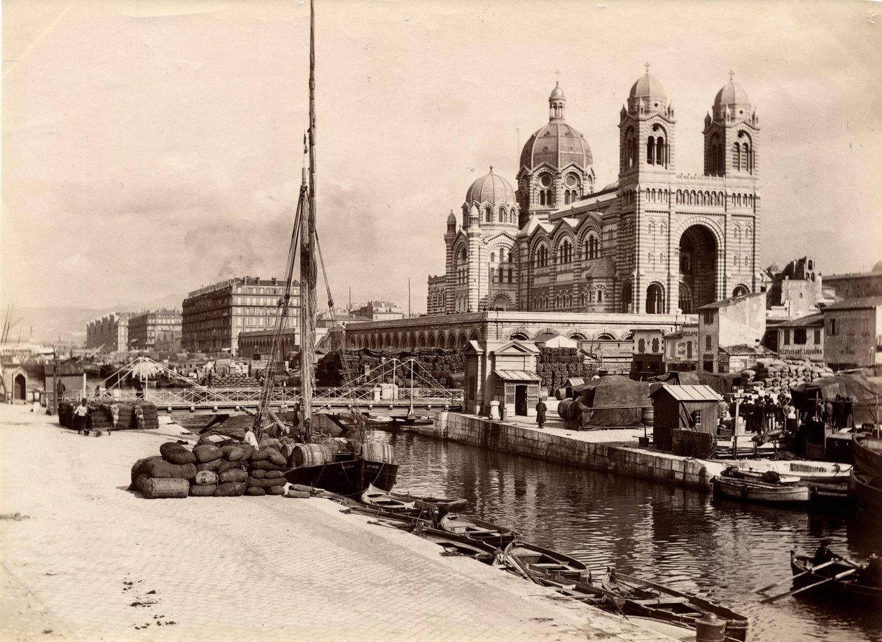 Architektura sakralna: widok z zewnątrz bazyliki Sainte Marie Maggiore (Sainte-Marie-Maggiore), wybudowanej w latach 1852-1893 według planów architekta Leona Vaudoyera (1803-1872). Marsylia, Bouches du Rhone (13), cenotyp beg autorstwa William M. Timlin