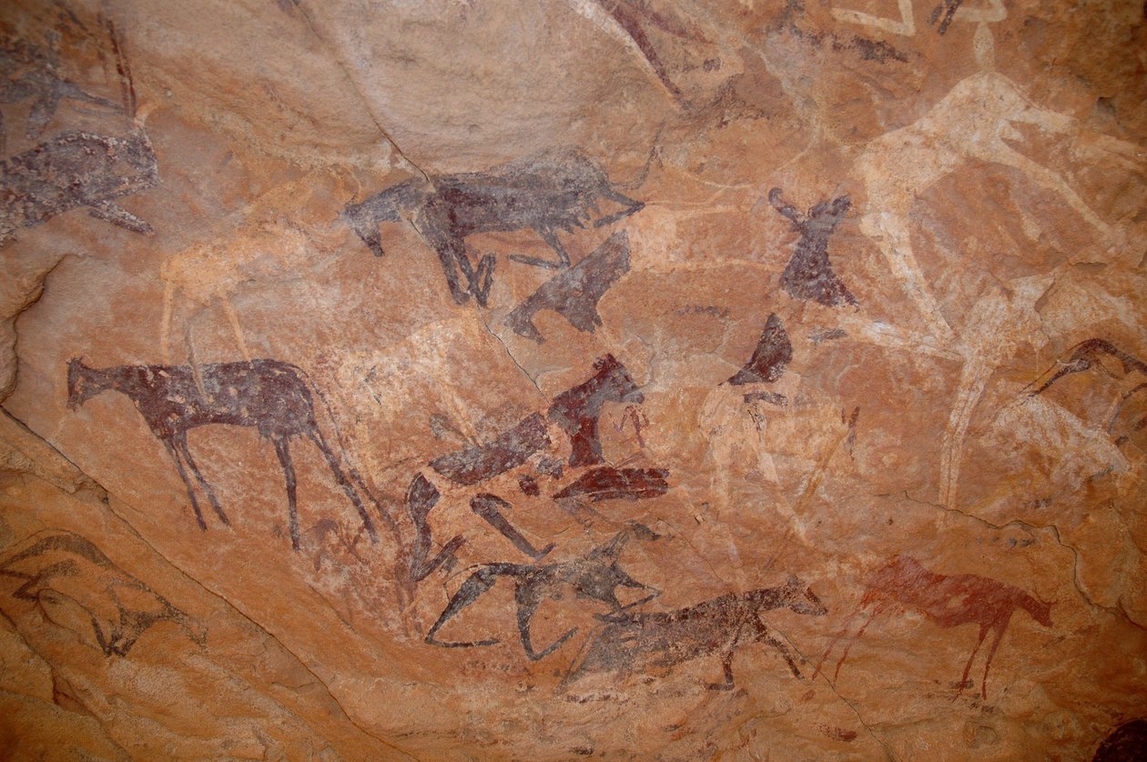 Sztuka naskalna, prehistoria: Malarstwo naskalne bydła, jedno kolano w schronie zdobionym w masywie Uweinat w Sudanie (Karkur-Talh lub Karkur Talh). Okres od 8000 do 3000 lat pne. Fotografia autorstwa Unbekannt