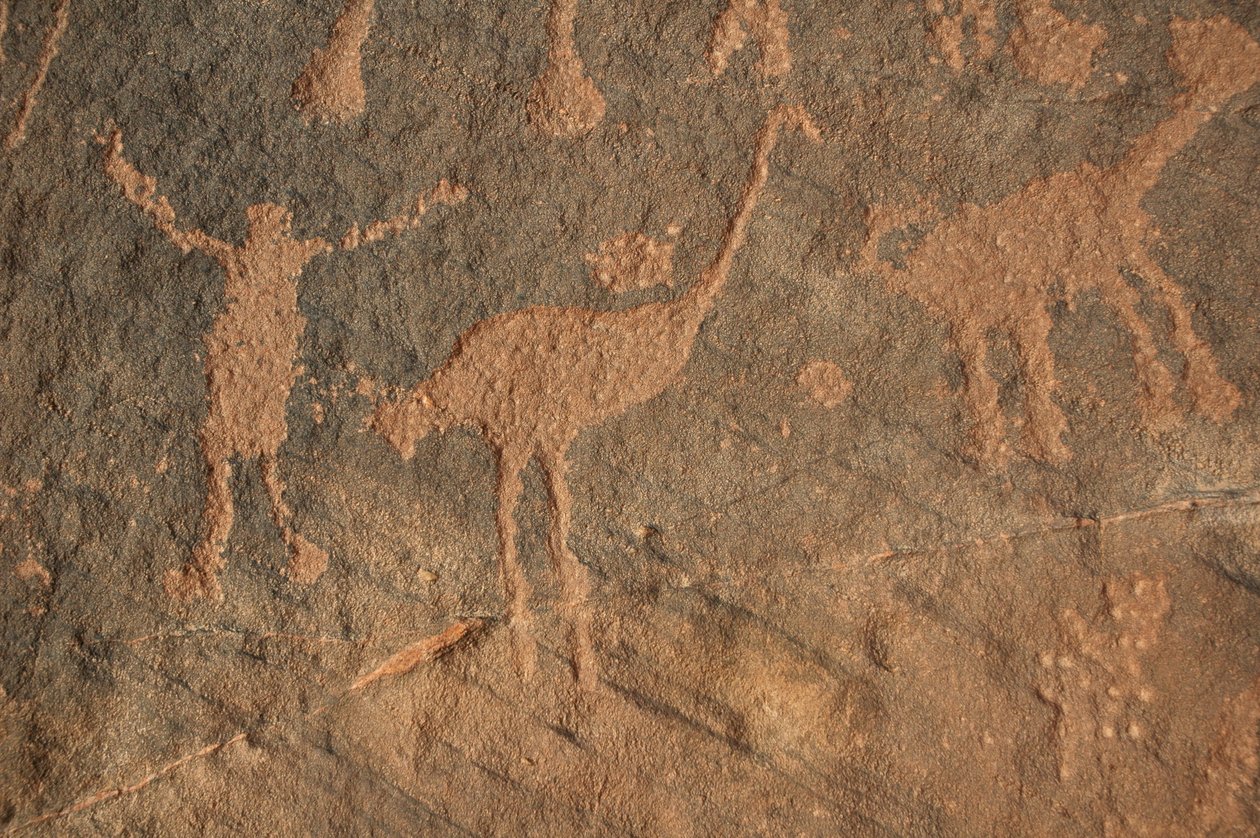Sztuka naskalna, Prehistoria: Grawerowanie postaci i strusi w masywie Uweinat w Sudanie (Karkur-Talh lub Karkur Talh). Okres od 8000 do 3000 lat pne. Fotografia autorstwa Unbekannt