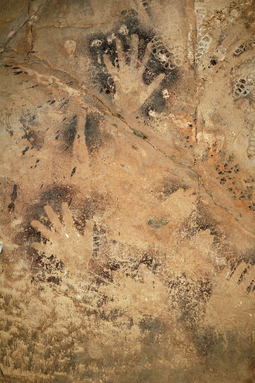 Sztuka naskalna, prehistoria: Negatywne dłonie w jaskini Ouadi el Obeyd na Białej Pustyni w Egipcie. Okres od 8000 do 3000 lat pne. Fotografia autorstwa Unbekannt
