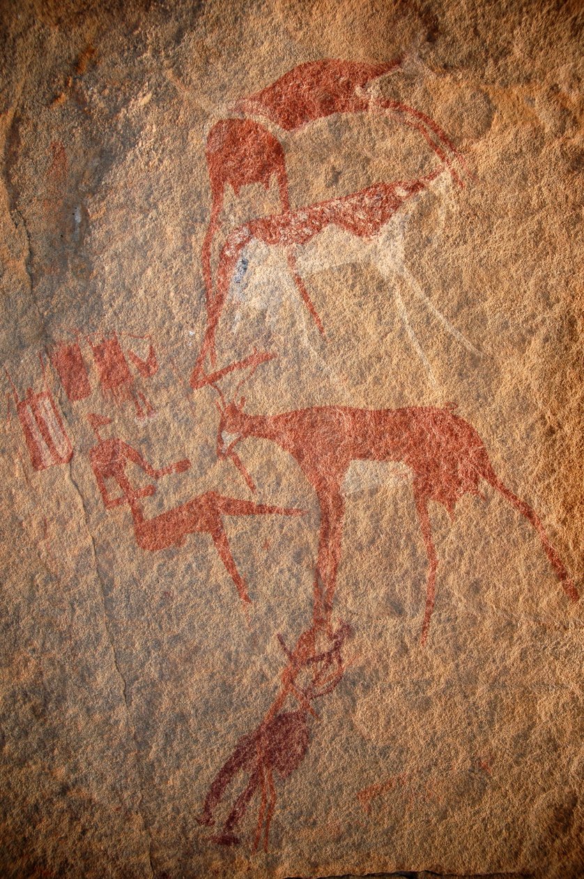 Sztuka naskalna, prehistoria: Malowanie naskalne postaci, bydła i „guerbas” (skór) w ozdobnym schronie w masywie Uweinat w Sudanie. Okres od 8000 do 3000 lat pne. Fotografia autorstwa Unbekannt