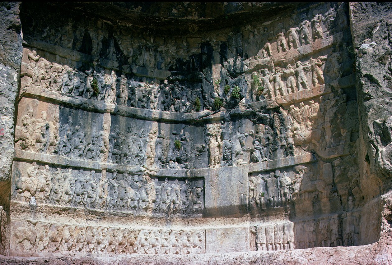 Relief naskalny przedstawiający króla Sassania Szapura I (241-72) kawalerię perską i dopływy, III w. (kamień) autorstwa Unbekannt