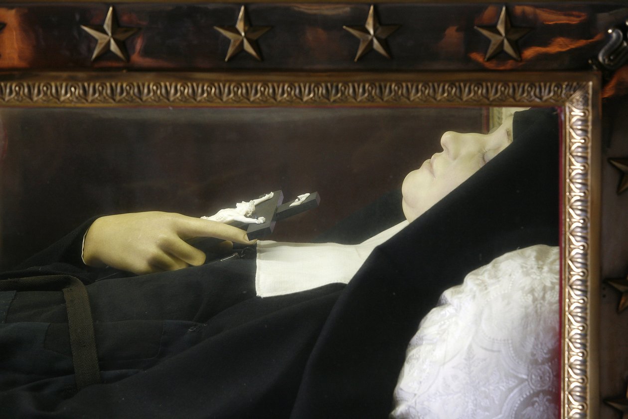 Leżąca figura Sainte-Jeanne de Chantal w bazylice Nawiedzenia w Annecy, Francja autorstwa Unbekannt