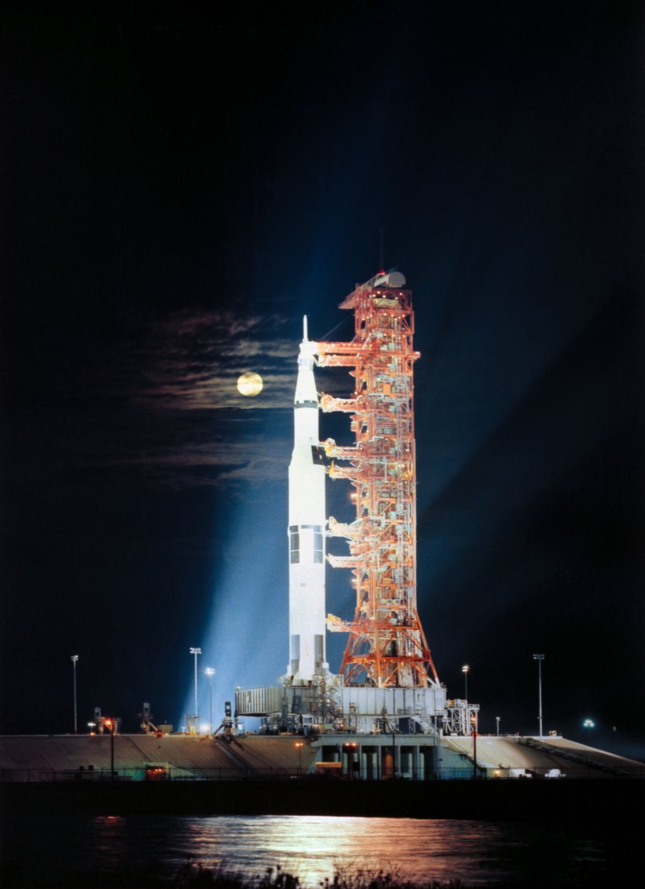 Reflektory oświetlają tę nocną scenę w Pad A, Launch Complex 39, Kennedy Space Center na Florydzie, pokazując pojazd kosmiczny Apollo 17 (Spacecraft 114/Lunar Module 12/Saturn 512) podczas przygotowań do startu autorstwa Unbekannt