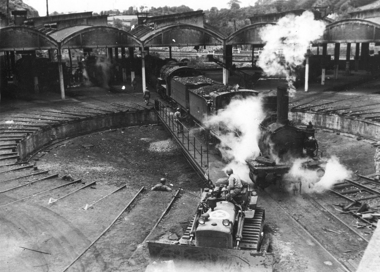 II wojna światowa (1939-1945) - II wojna światowa (II lub II wojna światowa): Cherbourg (Manche) Francja Lipiec 1944: Żołnierze armii amerykańskiej w asyście francuskich pracowników kolei odnawiają rotundę kolejową autorstwa Unbekannt