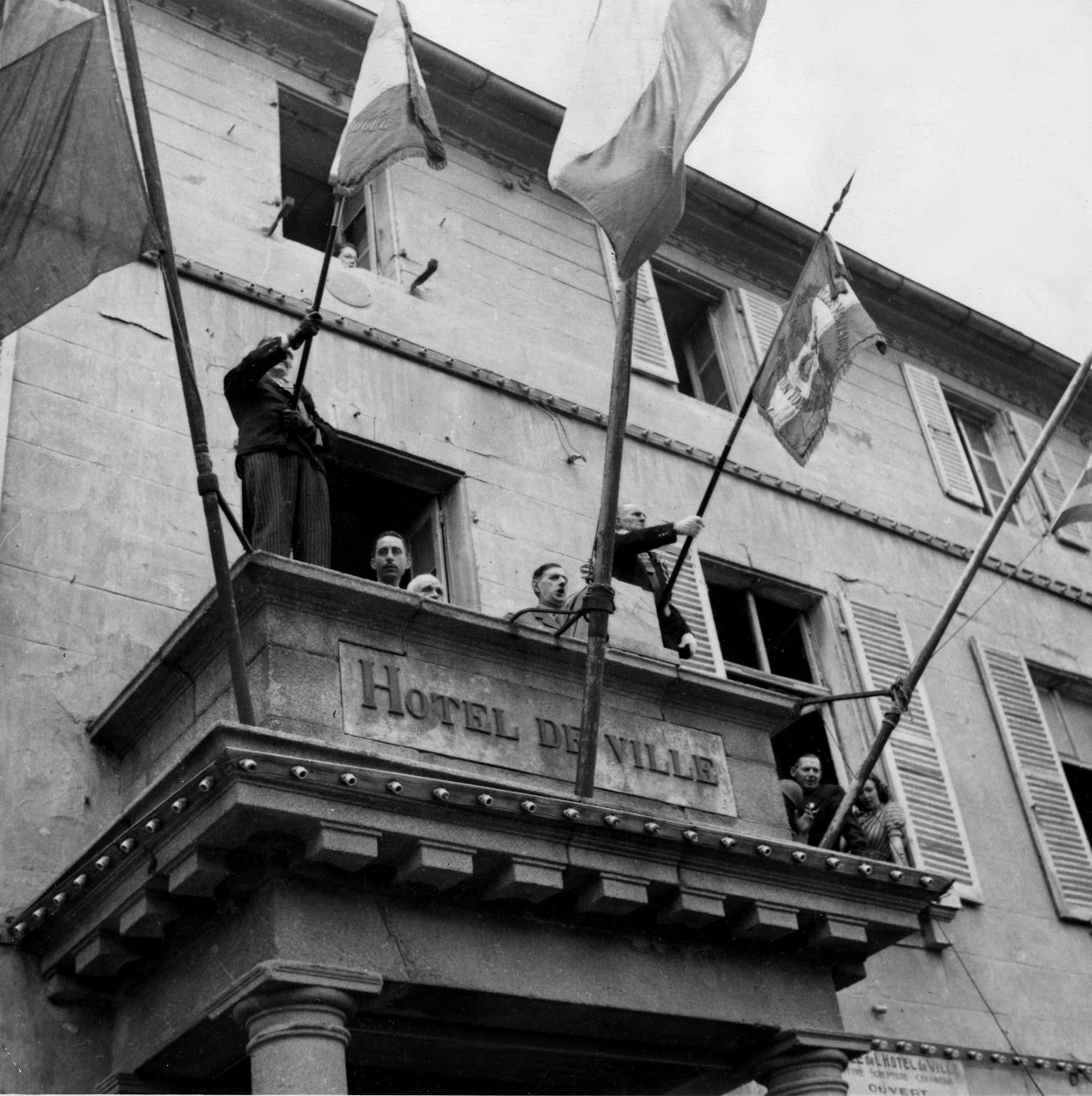 II wojna światowa (1939-1945) – II wojna światowa (II lub II wojna światowa): Cherbourg (Manche) Francja 20 sierpnia 1944: Podczas swojej wizyty generał De Gaulle (przewodniczący Comite de Liberation Nationale) przemawia na balkonie hotelu de Ville aux Che autorstwa Unbekannt