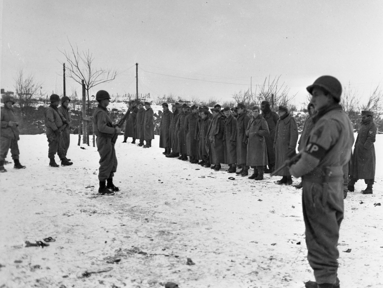 II wojna światowa (1939-1945) - II wojna światowa (II lub II wojna światowa): w pobliżu Bastogne (Belgia) 28 grudnia 1944: niemieccy żołnierze schwytani przez 6. DB US autorstwa Unbekannt