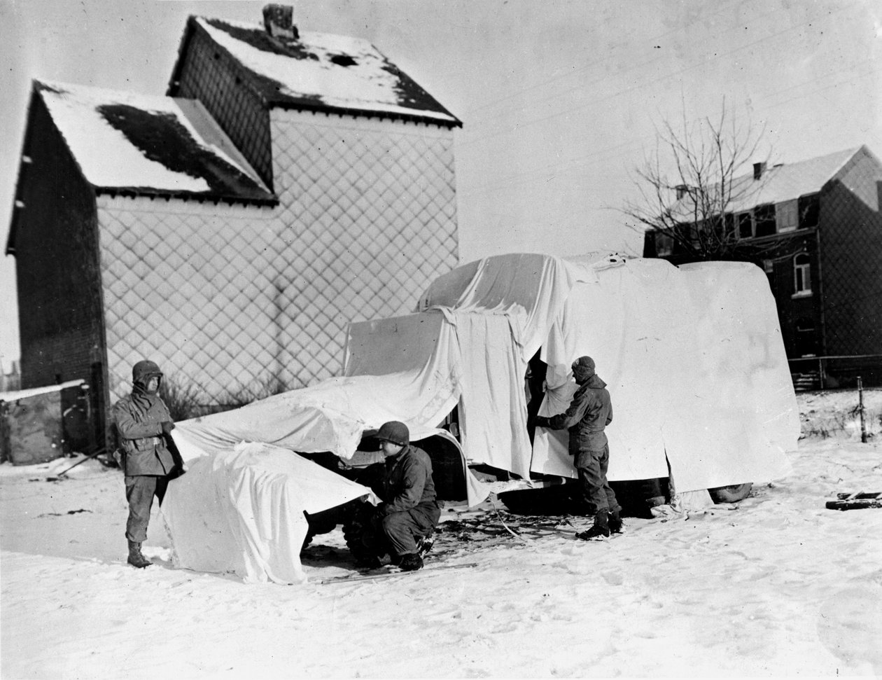 II wojna światowa (1939-1945) – II wojna światowa (II lub II wojna światowa): w pobliżu Bastogne (Belgia) pod koniec grudnia 1944 r.: Ci amerykańscy żołnierze używają białych prześcieradeł, aby ukryć ciężarówkę w oczach wroga autorstwa Unbekannt