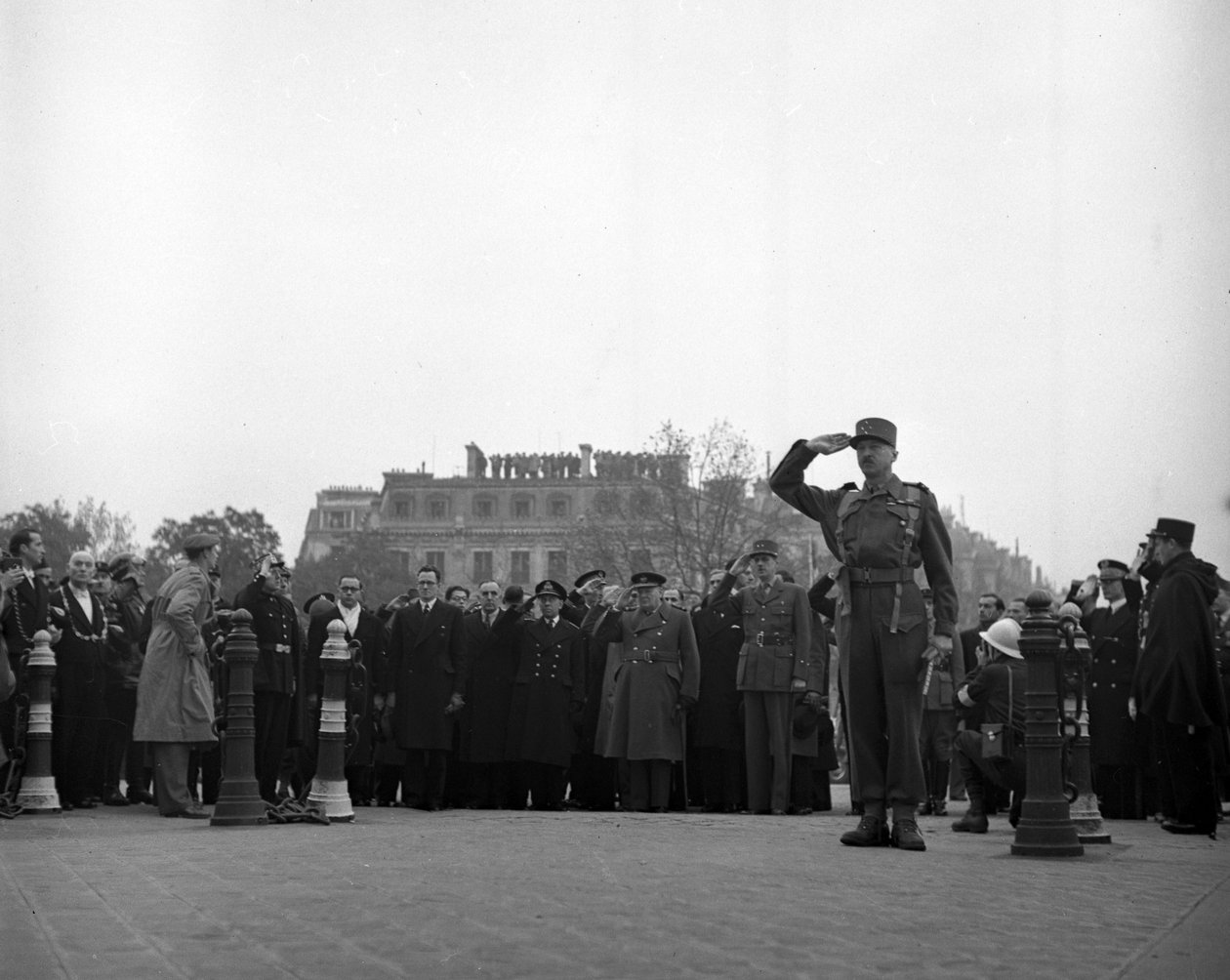II wojna światowa (1939-1945) – II wojna światowa (II lub II wojna światowa): Paryż (Francja) 11 listopada 1944: Podczas obchodów zawieszenia broni w 1918 r. premier Wielkiej Brytanii Winston Churchill i generał De Gaulle złożyli właśnie wieniec kwiatów na autorstwa Unbekannt
