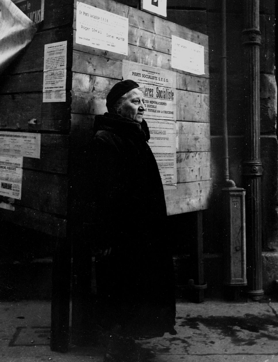 II wojna światowa (1939-1945) - II wojna światowa (II lub II wojna światowa): Paryż (Francja) 29 kwietnia 1945: Paryżanka w wieku przed komisjami wyborczymi podczas wyborów samorządowych. Decyzją CFLN z 21 kwietnia 1944 r. Francuzki po raz pierwszy mogły g autorstwa Unbekannt